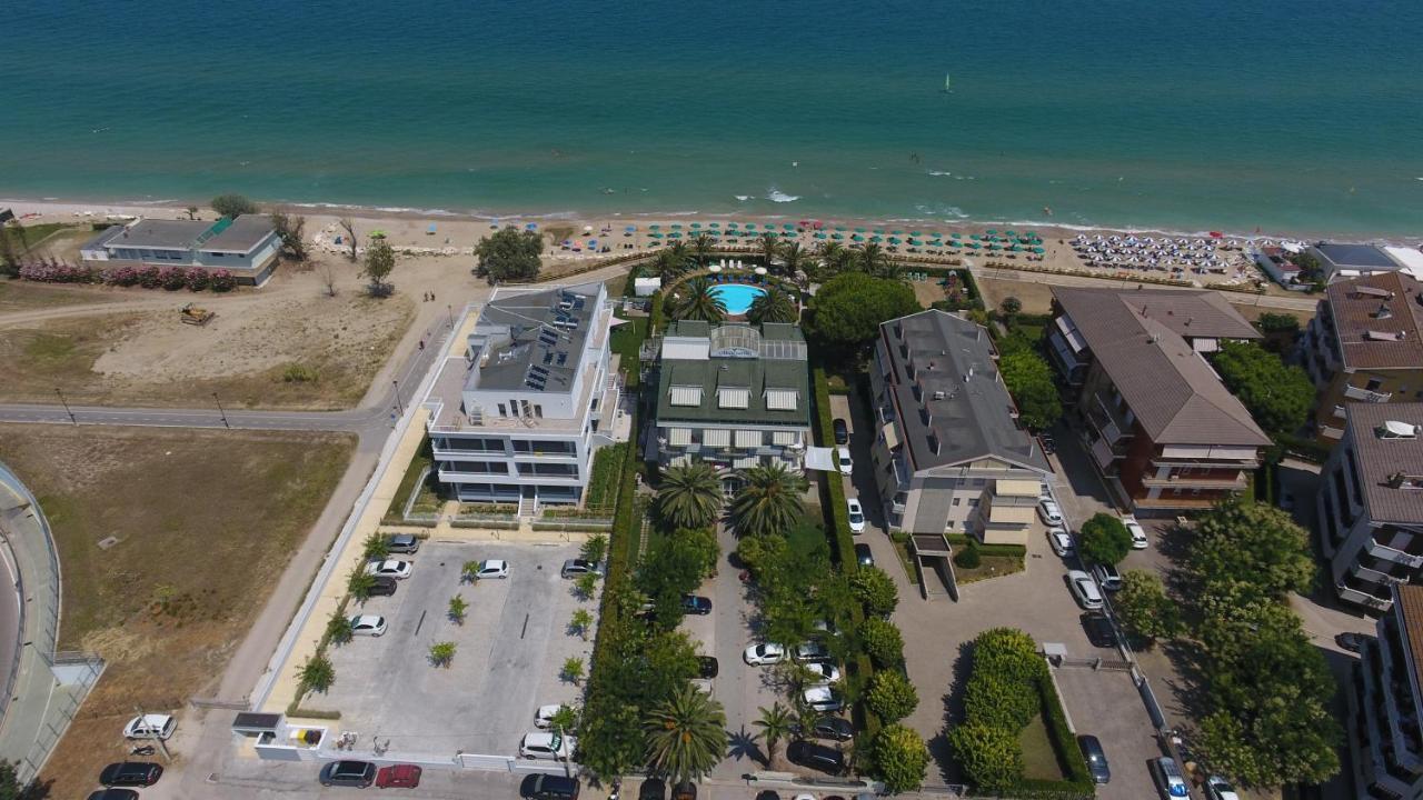 Hotel Ambasciatori Pineto Luaran gambar