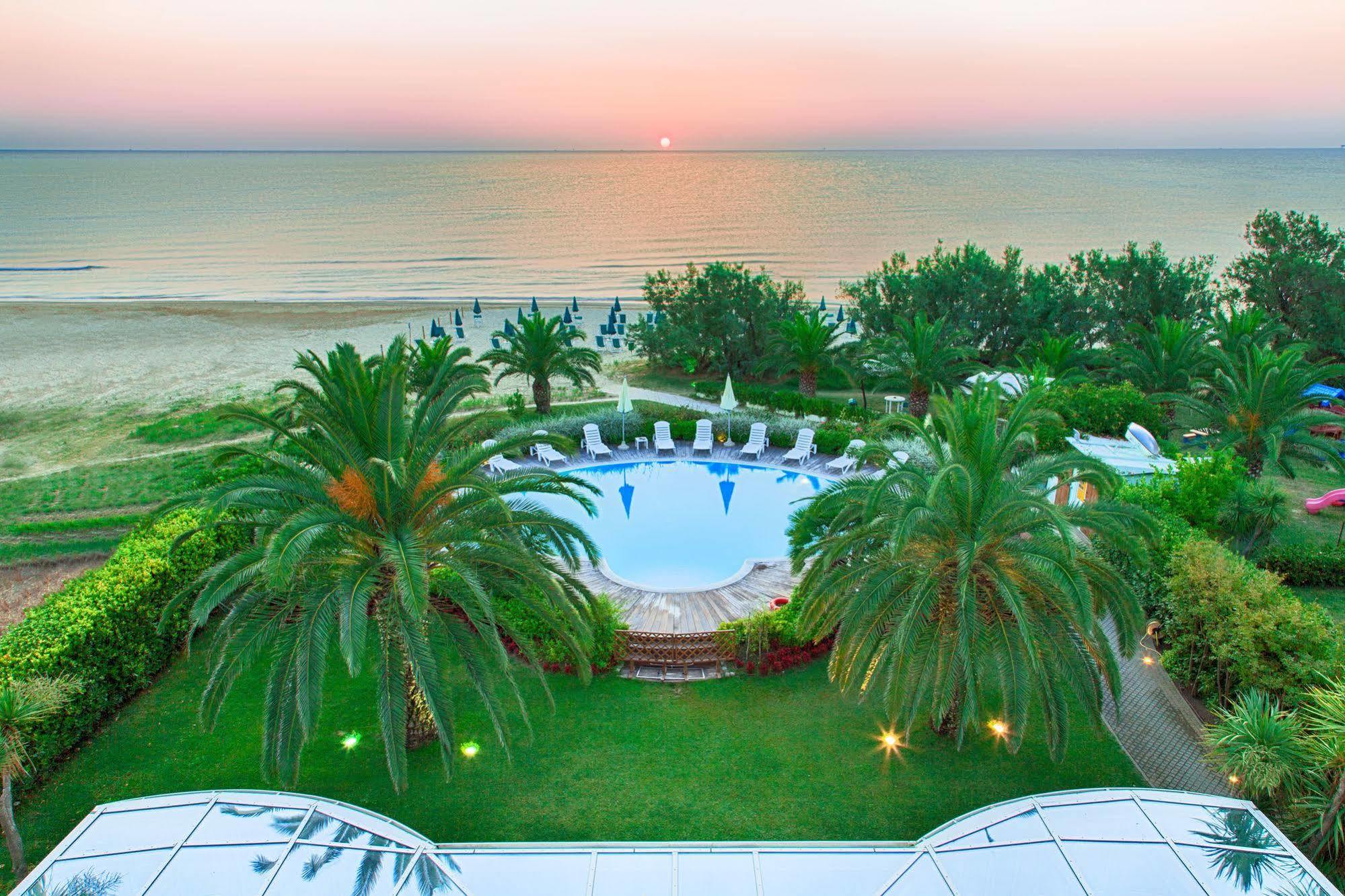 Hotel Ambasciatori Pineto Luaran gambar